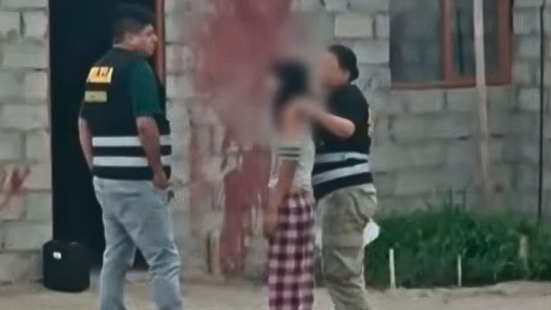 Agentes policiales intervienen a una mujer investigada por un presunto parricidio en la ciudad de Chimbote. (ATV)