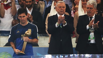 Messi recibiendo el Balón de Oro en la final del Mundial de Brasil 2014 (Ian MacNicol/Getty Images)