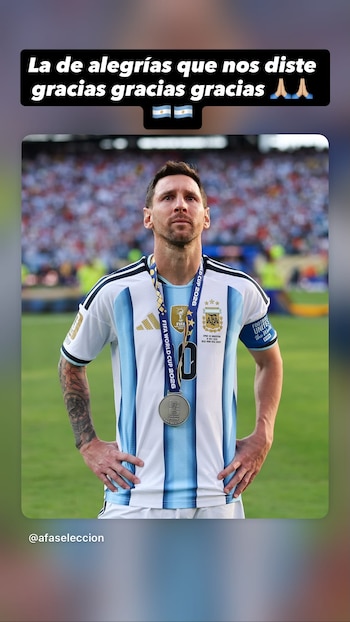 Retrato de Lionel Messi con camiseta de la selección argentina, medalla plateada de FIFA World Cup 2026, texto superpuesto y estadio con público