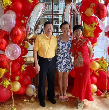 Karina Gao y sus padres,