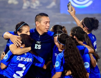 La selección femenina de El Salvador conquistó el bicampeonato en el Beach Soccer Cup 2026 tras vencer a Portugal. (Cortesía: Indes)