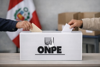 Dos manos, una a cada lado, depositan sobres en una urna electoral blanca con el logo de la ONPE. Al fondo, una bandera peruana difusa y cabinas de votación.