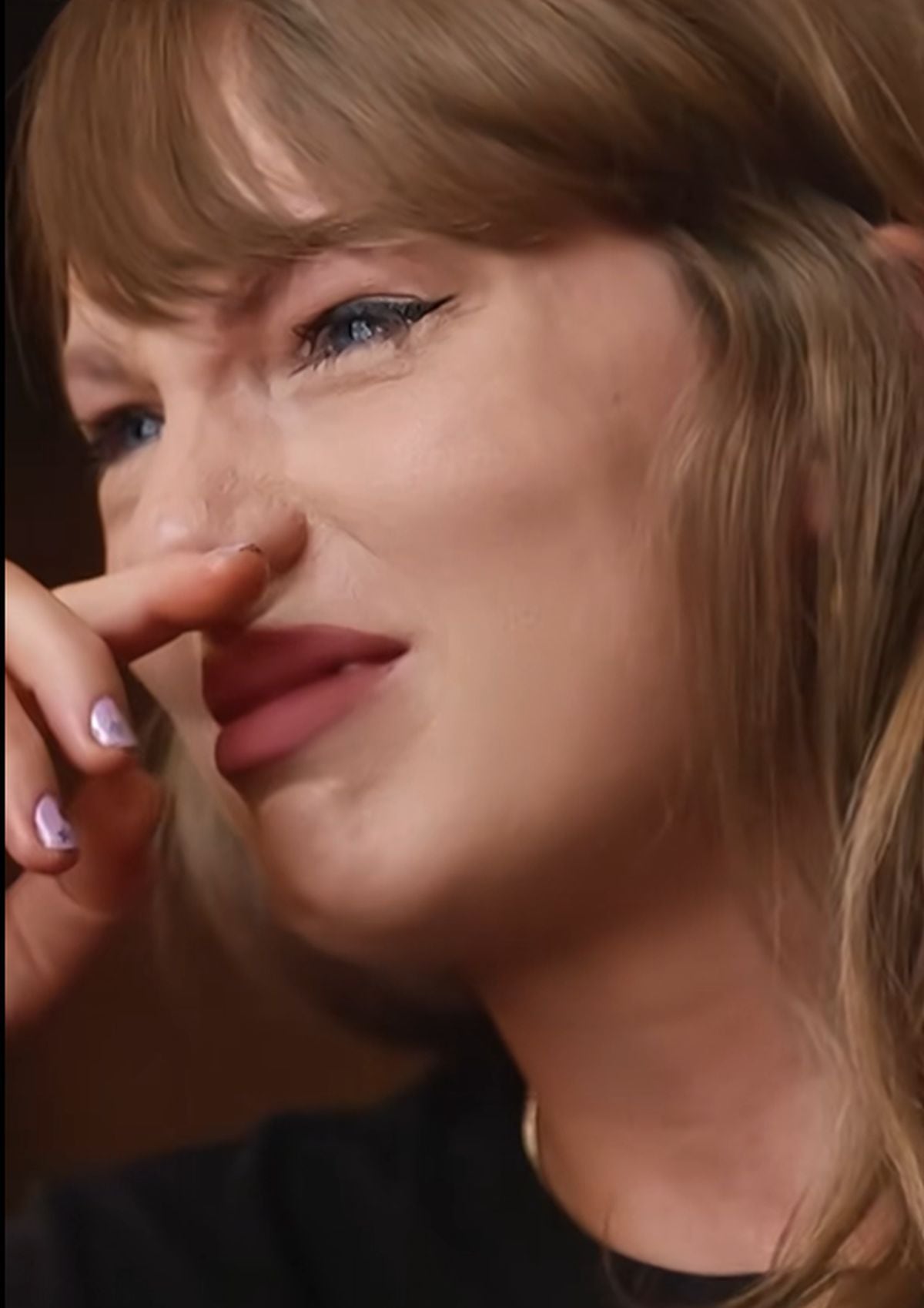 La cantante se quebró en camerinos luego de asistir a un encuentro privado con sobrevivientes y familiares de las niñas fallecidas en Southport (Disney)