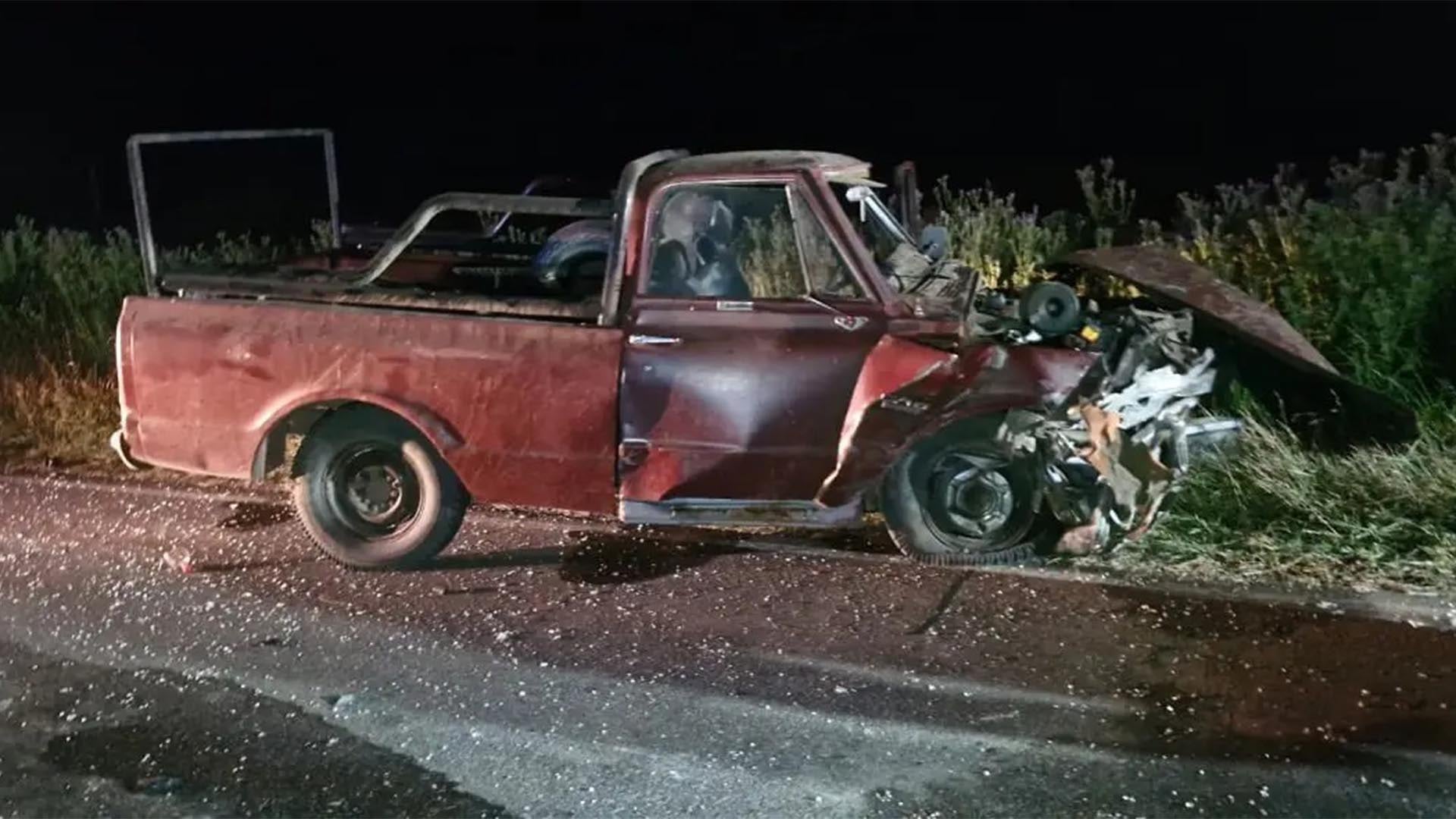 La camioneta Chevrolet, destruida al costado de la ruta y tras el impacto.
Crédito: Policía de Córdoba