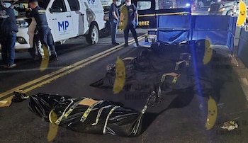 Los seis cuerpos permanecieron en la cinta asfáltica tras el accidente de tránsito en el kilómetro 150 de la ruta al Pacífico (Cortesía: Santiagotv El Canal Colonial).