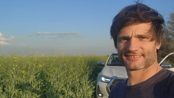 Matías Ayerza, con fondo de