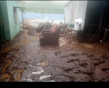 La comunidad usa grupos de WhatsApp y avisos casa por casa para alertar sobre la repunta del río y evacuar hacia la carretera principal. (Foto: cortesía)