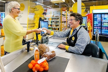 Cajas para adultos mayores en supermercados
