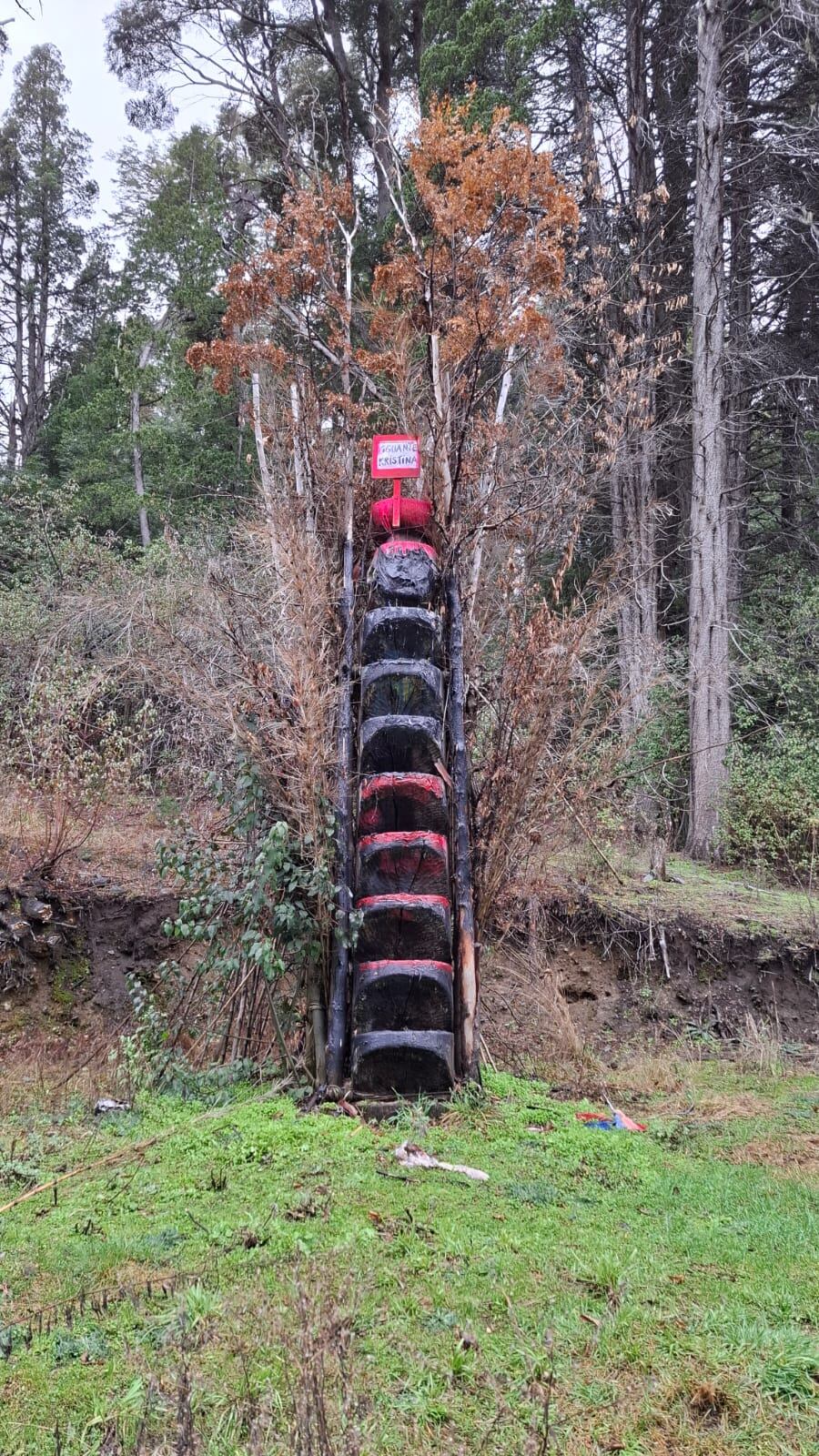 El rewe es una estructura vertical de madera, tallada a mano, que es utilizada por la máxima autoridad espiritual de la comunidad