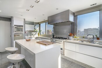 La cocina ofrece isla también