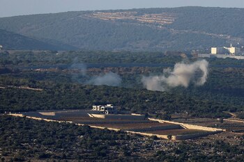 El humo se eleva en la frontera entre Israel y el Líbano, visto desde el norte de Israel (REUTERS/Alexander Ermochenko)