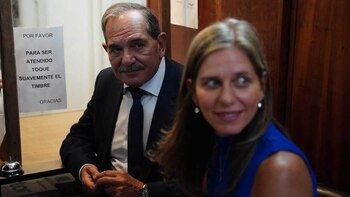 El ex gobernador esperando el