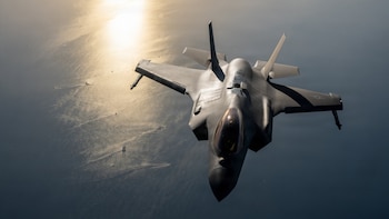 Estados Unidos asistió a más de 1.000 buques mercantes a cruzar el estrecho de Ormuz en medio de las amenazas de Irán