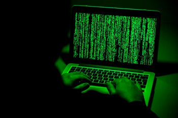 La pandemia, que trajo el desarrollo de comercios electrónicos, trajo le abrió la puerta a delincuentes digitales - crédito Infobae.