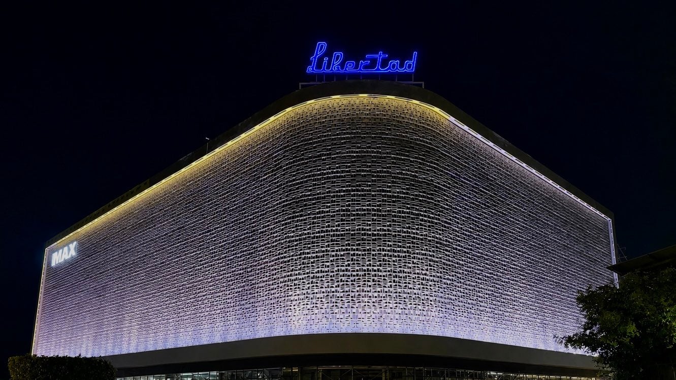 El presidente Nayib Bukele muestra el renovado Cine Libertad con la primera sala IMAX del país. (Foto cortesía Nayib Bukele)