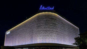 Presidente Nayib Bukele muestra el nuevo Cine Libertad y confirma la primera sala IMAX de El Salvador