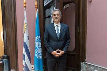 MONTEVIDEO (URUGUAY), 01/10/2026.- Fotografía del 24 de septiembre de 2026 que muestra al coordinador residente de Naciones Unidas en Uruguay, Pablo Ruiz Hiebra, posando durante una entrevista con EFE, en Montevideo (Uruguay). Ruiz considera que el país tiene "la legitimidad internacional y el capital político" para ofrecerse como eventual mediador de conflictos, un camino que compara con el recorrido de Noruega como facilitador en disputas internacionales. EFE/ Diego Lafalche
