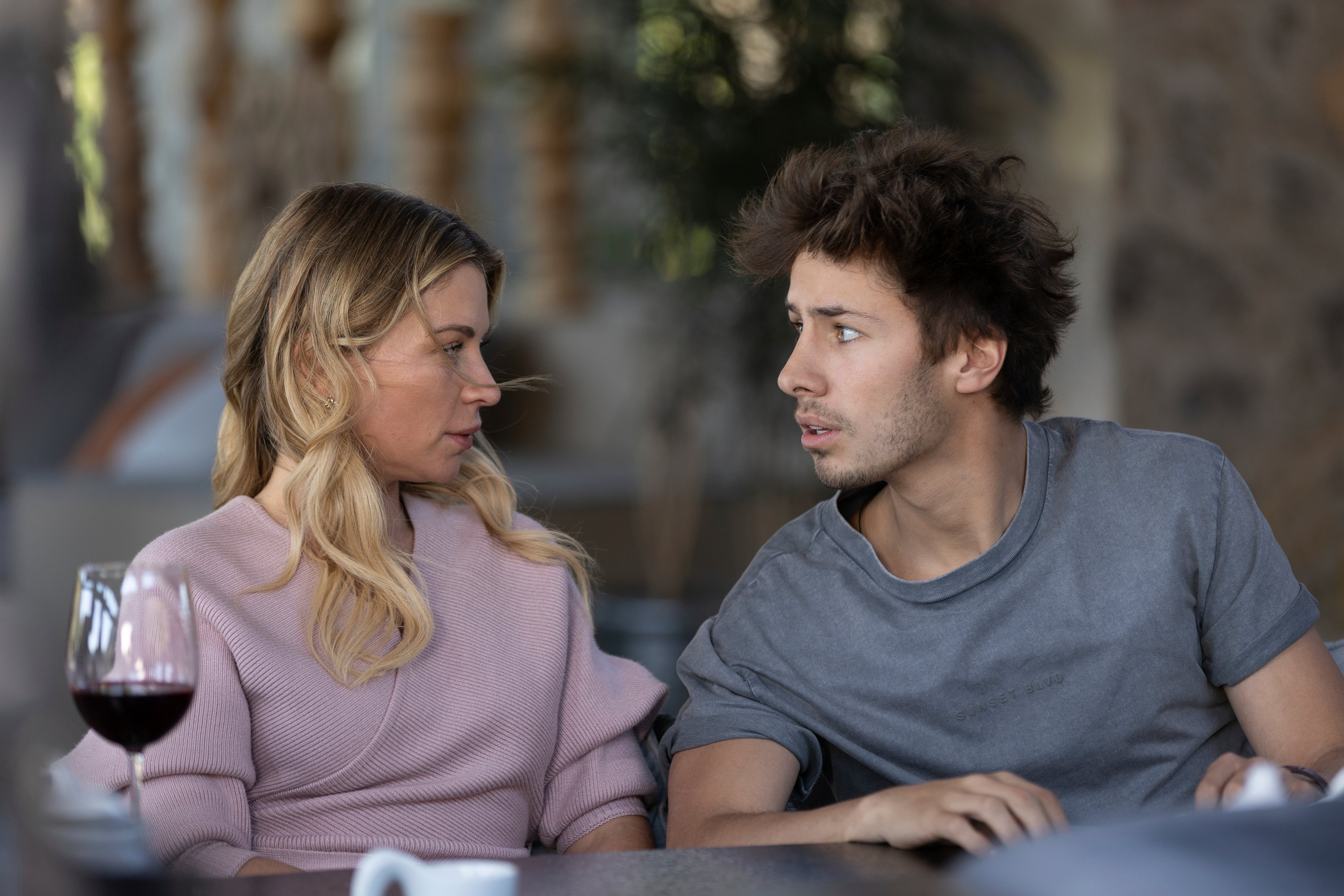 Ludwika Paleta y Juanpa Zurita protagonizaron la versión mexicana estrenada en ViX en 2023.(ViX vía AP)