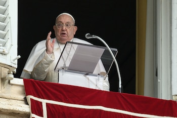 El Papa Francisco, ya debilitado por la enfermedad, lanzó un último llamado al mundo por la paz. Denunció la carrera armamentística y destacó la necesidad de utilizar los recursos para combatir el hambre y promover el desarrollo de los pueblos (Vatican Media/Simone Risoluti/ via REUTERS)