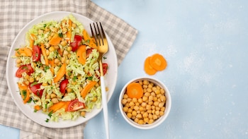 Ensalada de garbanzos, zanahoria y tomate: una receta saciante y muy saludable para comer en verano