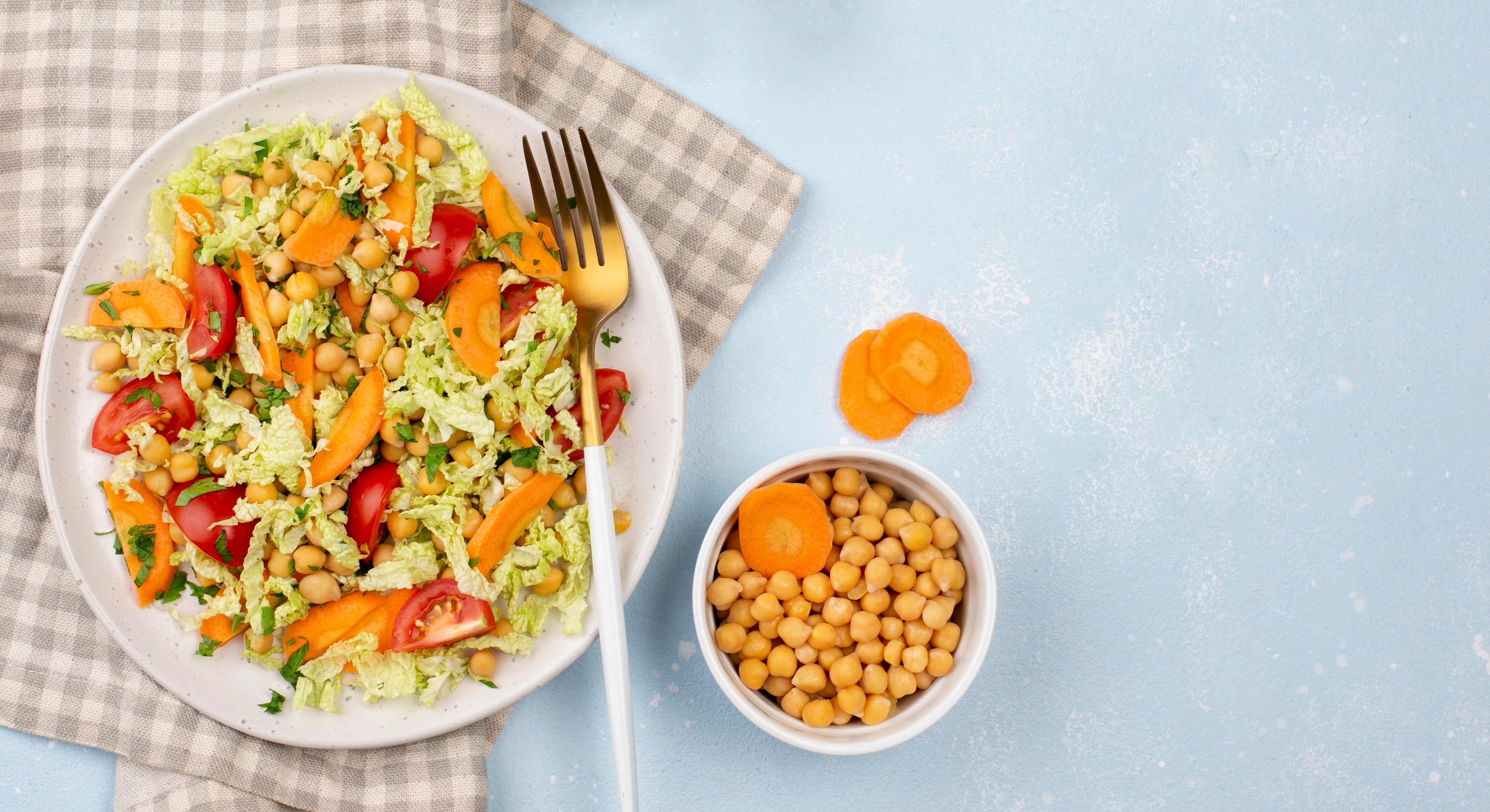 Ensalada de garbanzos, zanahoria y tomate: una receta saciante y muy saludable para comer en verano