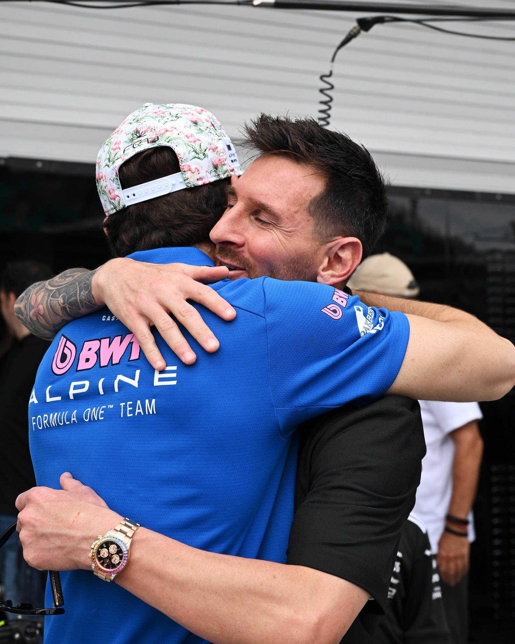 El abrazo entre Lionel Messi y Franco Colapinto en la previa al GP de Miami (@f1)