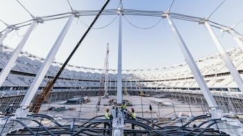 El Nou Mestalla inicia el izado de la estructura principal de su futura cubierta