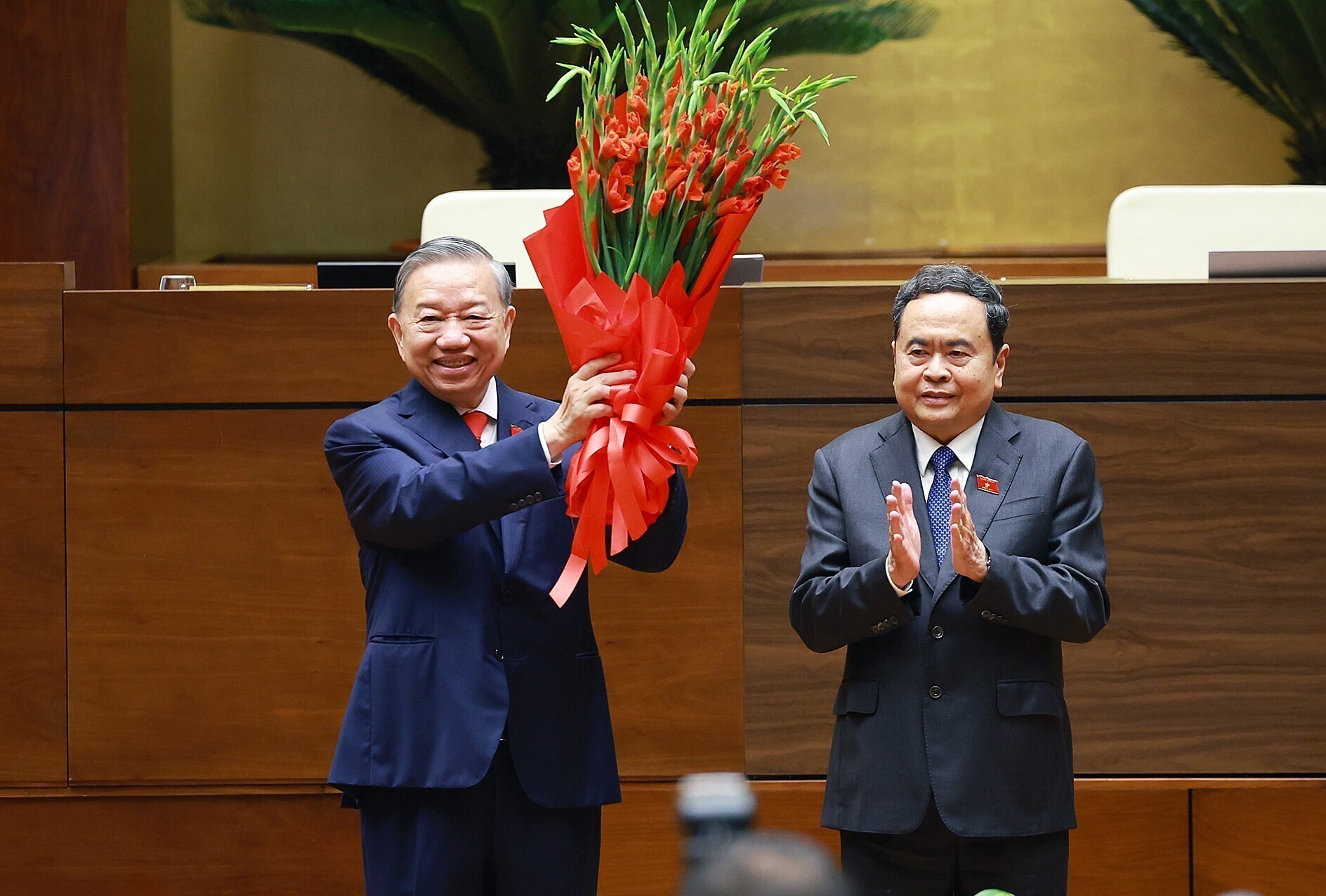 El máximo líder de Vietnam, To Lam (izquierda), recibe un ramo de flores del presidente de la Asamblea Nacional, Tran Thanh Man, tras jurar el cargo como presidente del país en Hanói, Vietnam, el martes 7 de abril de 2026. (Duong Van Giang/VNA vía AP)