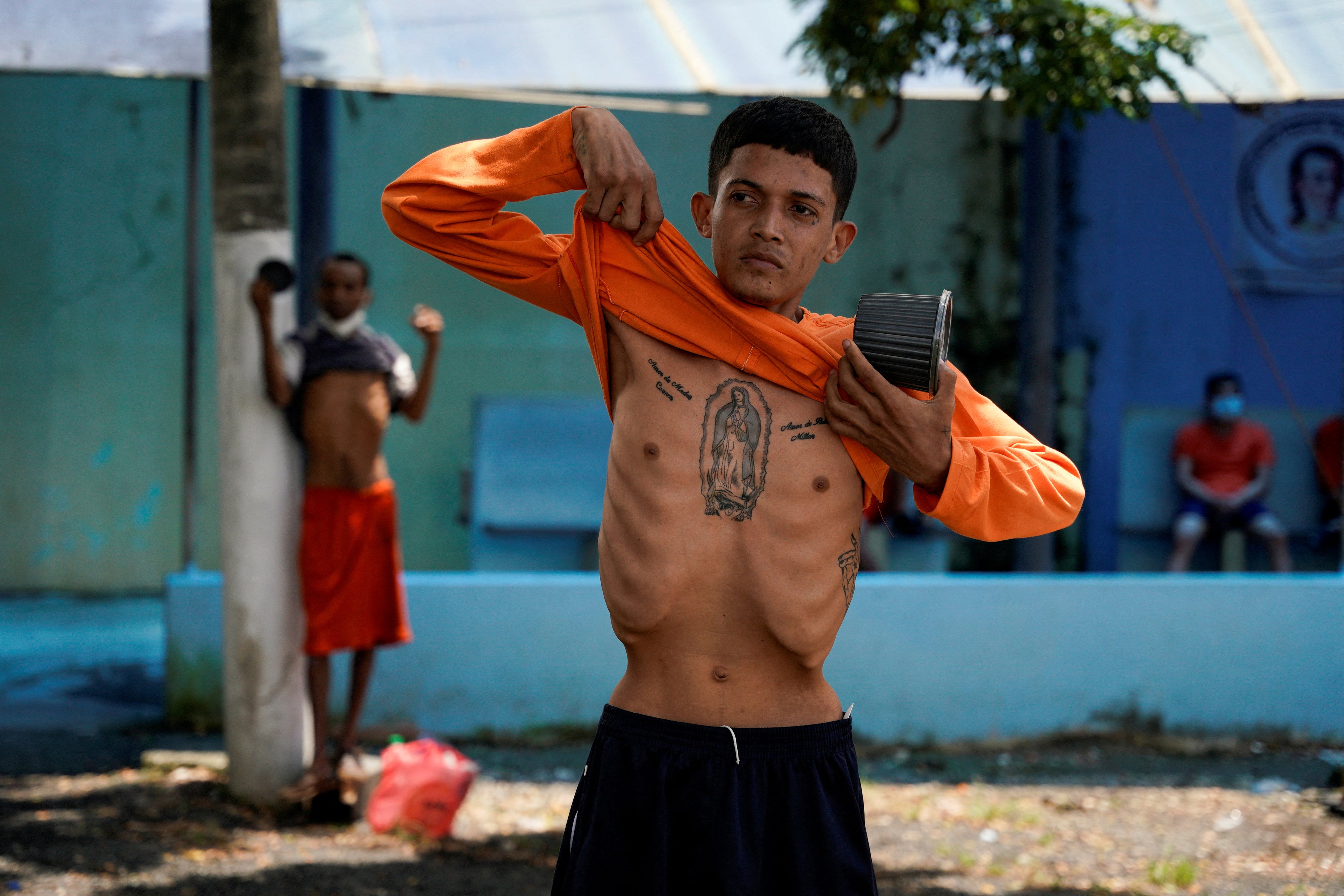 Un recluso muestra su condición física en un pabellón de la Penitenciaria del Litoral, en medio de un brote de tuberculosis en la instalación, en Guayaquil, Ecuador, 9 de abril de 2025. REUTERS/Santiago Arcos IMÁGENES TPX DEL DÍA