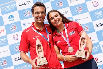 17/08/2026 Vela.- Jordi Xammar y Marta Cardona logran la medalla de bronce en el Mundial de 470 en Enoshima (Japón).
Los españoles Jordi Xammar y Marta Cardona lograron la medalla de bronce en el Campeonato del Mundo de 470, que se ha disputado en Enoshima (Japón), colgándose así su segunda presea mundislista en su segunda temporada navegando juntos.
DEPORTES
2026 470 WORLD CHAMPIONSHIP / JUNICHI HIRAI