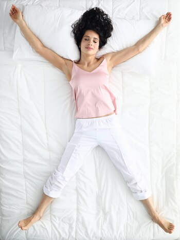 La postura "estrella de mar" alivia la presión en las articulaciones, distribuyendo el peso de manera uniforme, pero puede dificultar la respiración y provocar molestias en los hombros debido a la elevación de los brazos