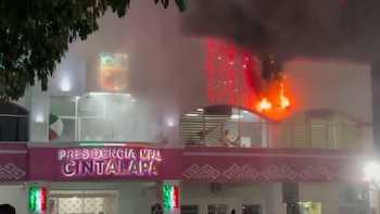 Pirotecnia desata el caos durante el Grito en Chiapas: chispas caen entre asistentes y arden adornos