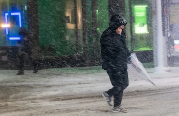 Un peatón camina bajo una