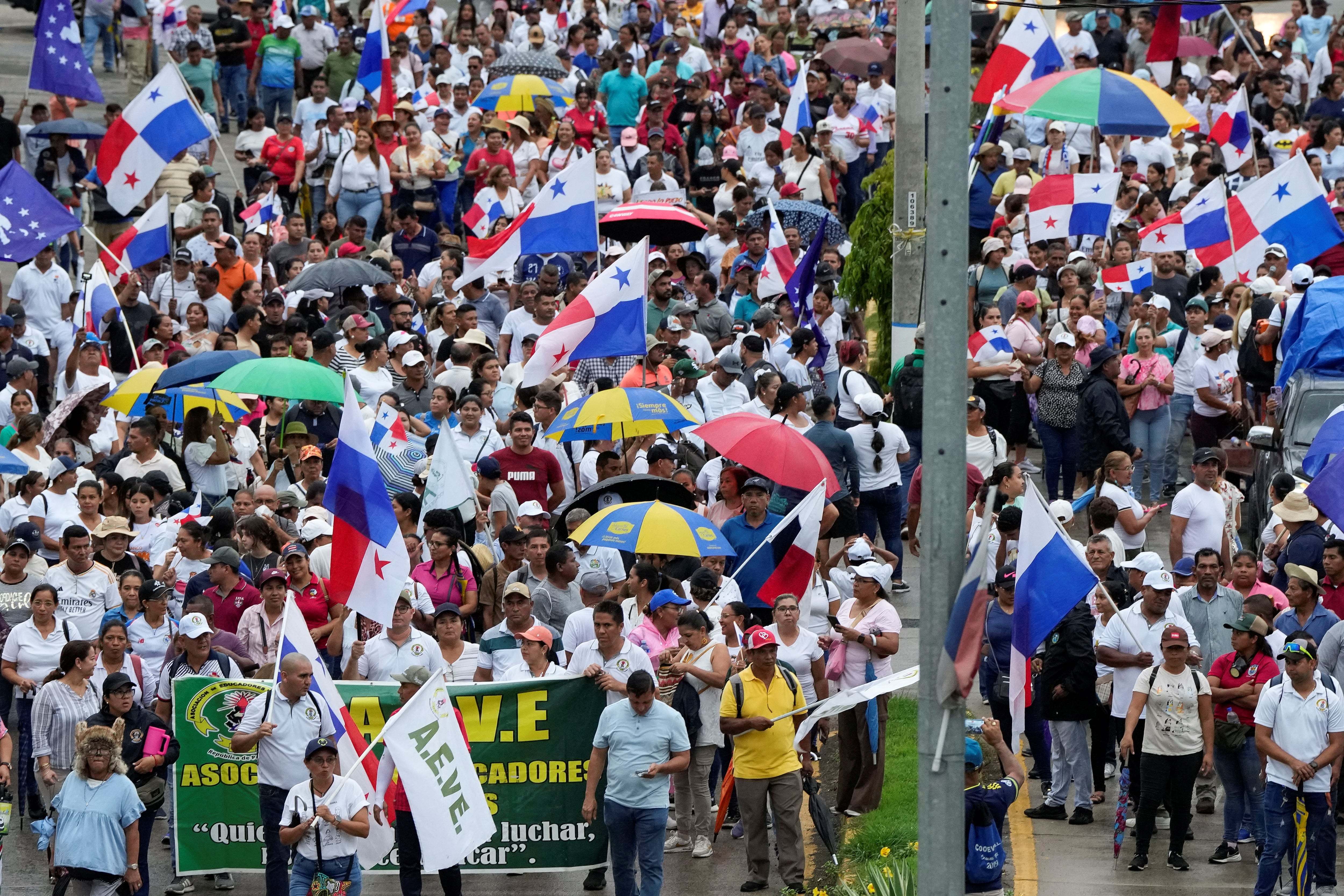 En mayo de 2025 los educadores también protestaron en las calles contra la minería y los Memorandos de Entendimiento entre Panamá y Estados Unidos sobre el canal y otros aspectos de la cooperación mutua. REUTERS/Enea Lebrun