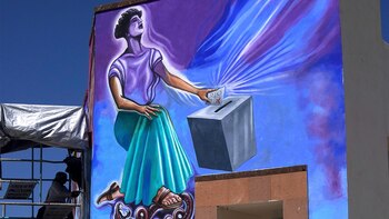 La muralista mexicana Janet Calderón