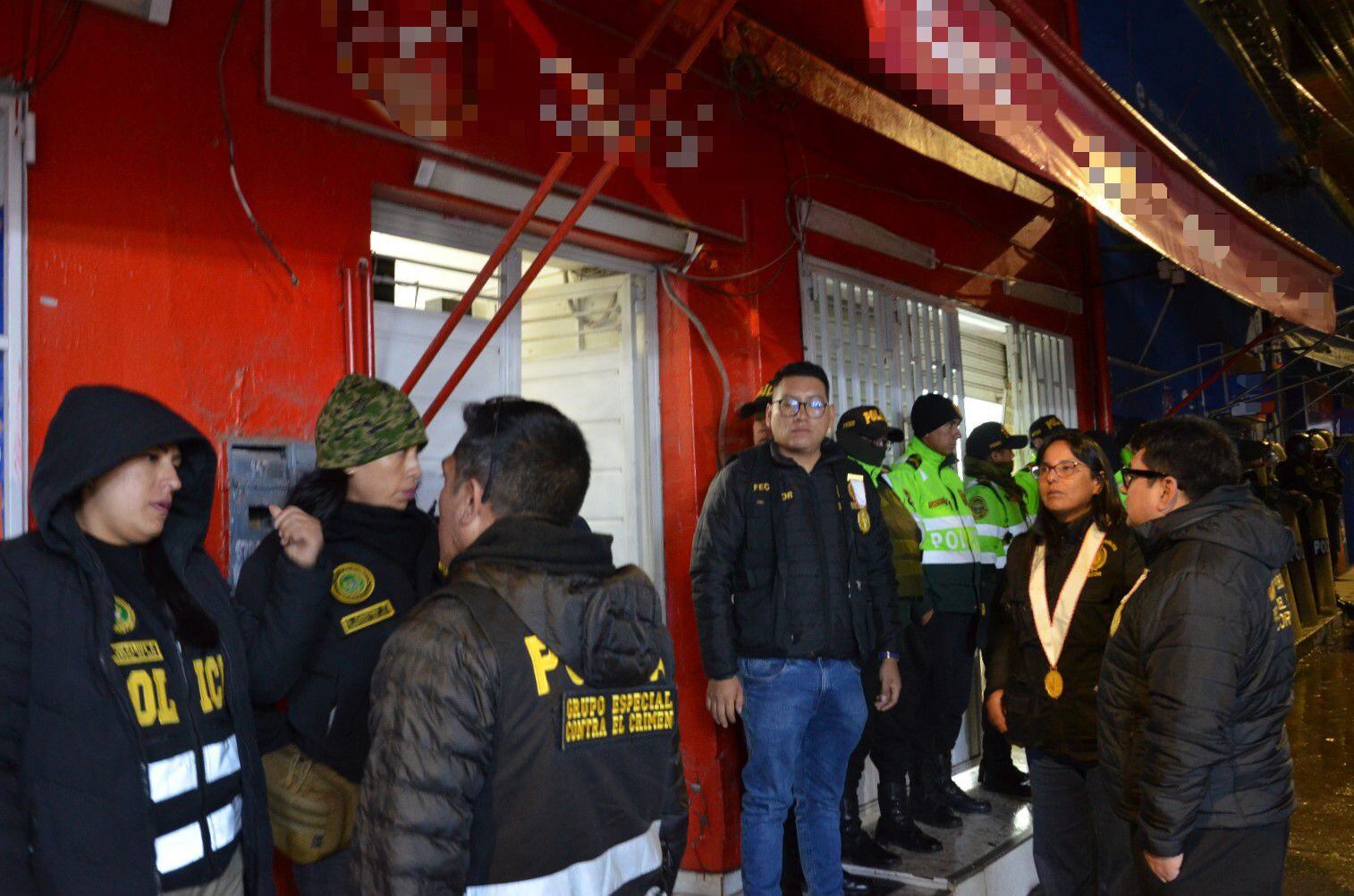 Autoridades de la Fiscalía y la policía en Junín durante el megaoperativo que desarticuló la organización criminal ‘Tecnológicos del Mantaro’, deteniendo a 16 personas, incluidos tres policías activos, por robo, extorsión y lavado de activos. (Foto: Ministerio Público)