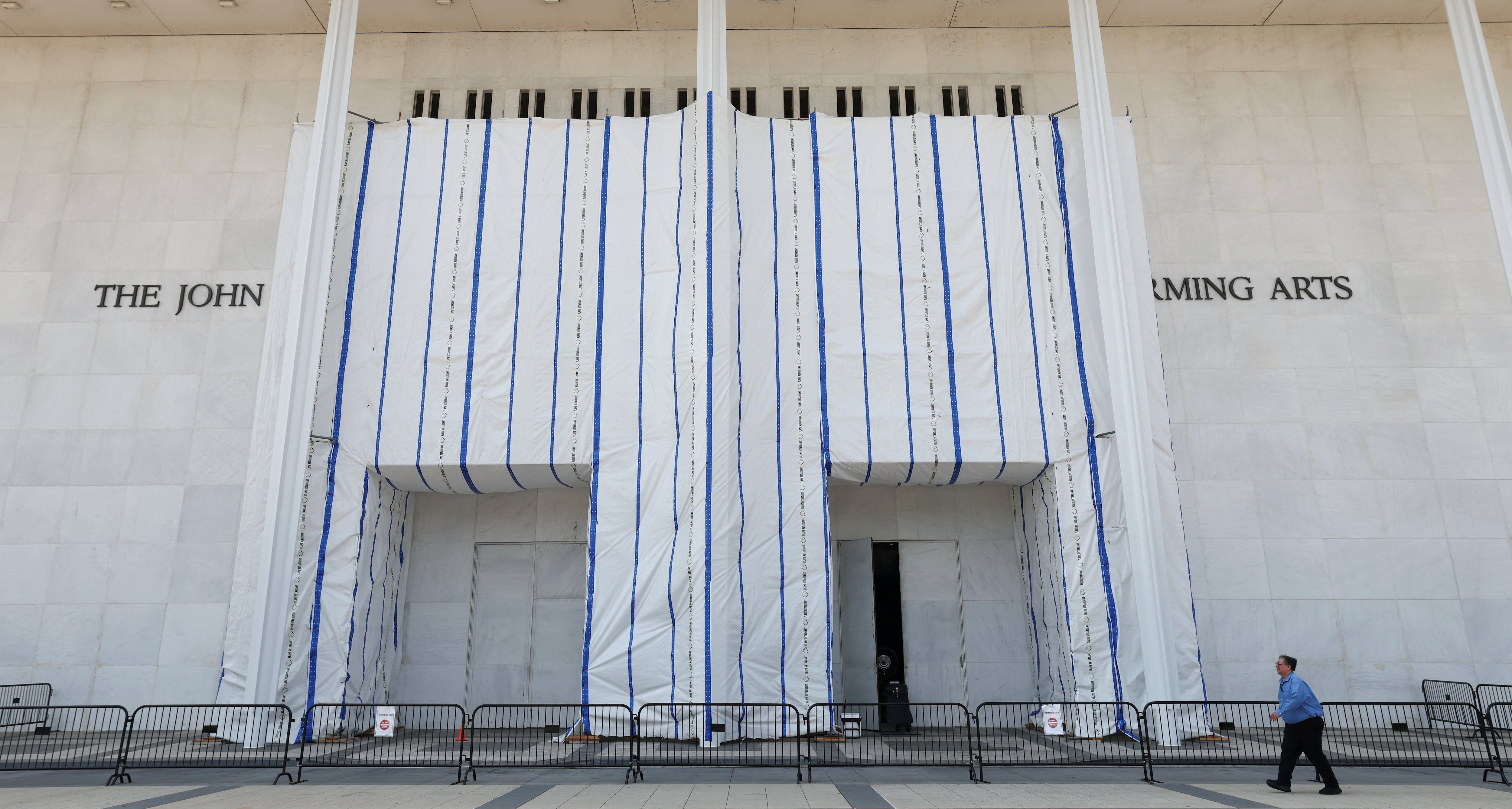 El juez Cooper cuestionó la urgencia del cronograma del Kennedy Center y advirtió que podía frenar temporalmente los cambios mientras siga el litigio (REUTERS/Kevin Lamarque).