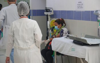 Una mujer espera atención en un pasillo del Hospital El Bajío hoy, en la ciudad de Santa Cruz Bolivia (Bolivia). EFE/ Juan Carlos Torrejon