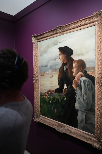 La exposición en París permite a los visitantes conocer la historia de las obras saqueadas gracias a marcas y sellos documentados en el reverso de los cuadros