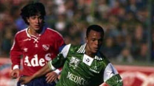 Khumalo es marcado por Daniel Garnero en el choque entre Ferro e Independiente (Revista El Gráfico)