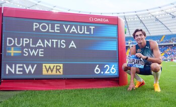 Armand Duplantis reimagina la excelencia deportiva con diez récords mundiales en salto con pértiga (REUTERS/Aleksandra Szmigiel)