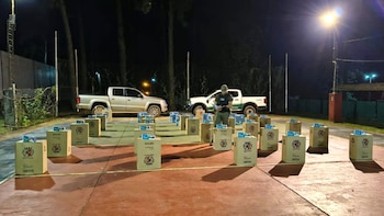 Embistió un control de Gendarmería en Misiones, huyó y abandonó su camioneta: llevaba 19.500 atados de cigarrillos de contrabando