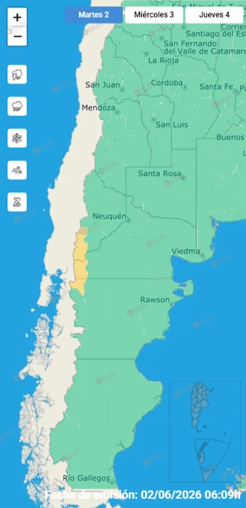 Mapa meteorológico de Argentina con una alerta amarilla en el oeste, zonas verdes y iconos de lluvia, tormenta y nieve. Fechas de pronóstico arriba