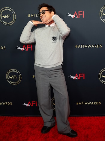 Suéter gris Givenchy, camisa blanca, corbata negra y pantalón gris ancho en la gala del American Film Institute (REUTERS/Mario Anzuoni)
