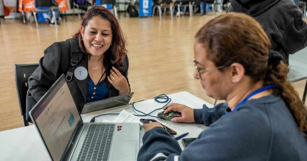 Oportunidades de empleo en Bogotá abarcan sectores como logística, tecnología, salud, construcción, comercio, operación y servicios, con plazas para todos los niveles de formación - crédito Alcaldía de Bogotá