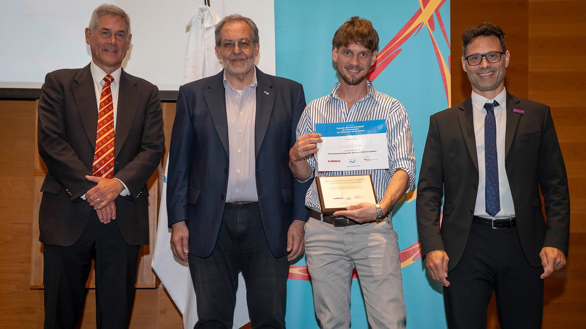 De izq. a der.: el ministro de la Embajada de la República Federal de Alemania Peter Neven, el vicepresidente de Asuntos Tecnológicos del CONICET, Alberto Baruj, el ganador de la distinción especial 95° Aniversario Merck en Argentina Diego Ojeda y el director general del Grupo Merck en Argentina Marcelo Ponte