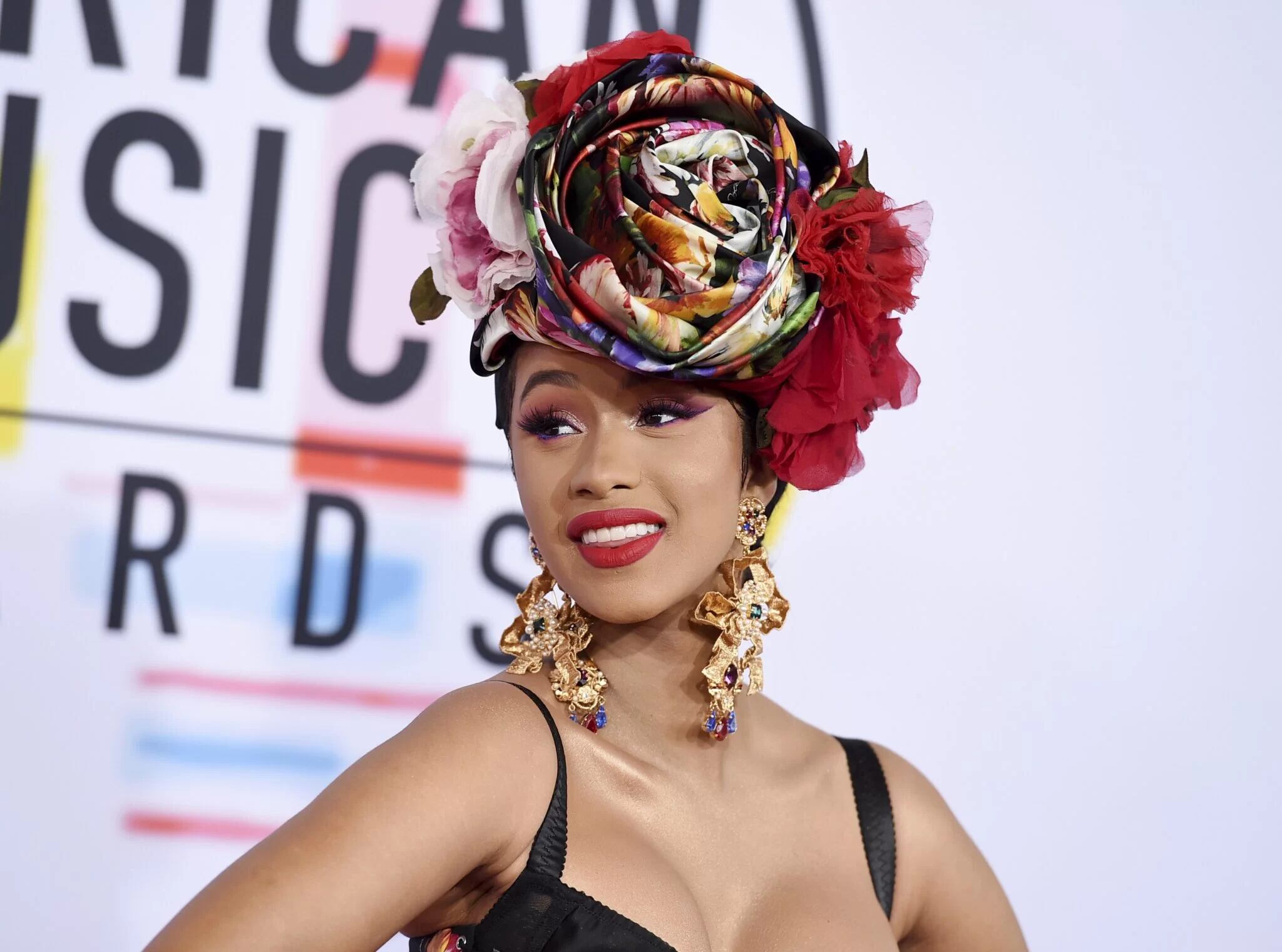 Cardi B en la alfombra roja de los American Music Awards, donde se ha consolidado como ícono cultural.