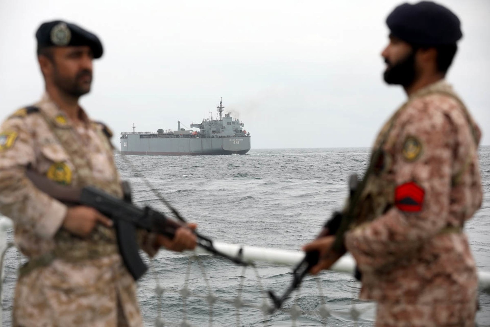 Buques de guerra iraníes participan en los ejercicios militares conjuntos Zolfaghar 1403 en el mar de Omán. La Guardia Revolucionaria amenazó este domingo a Trump con que debe elegir entre una operación militar