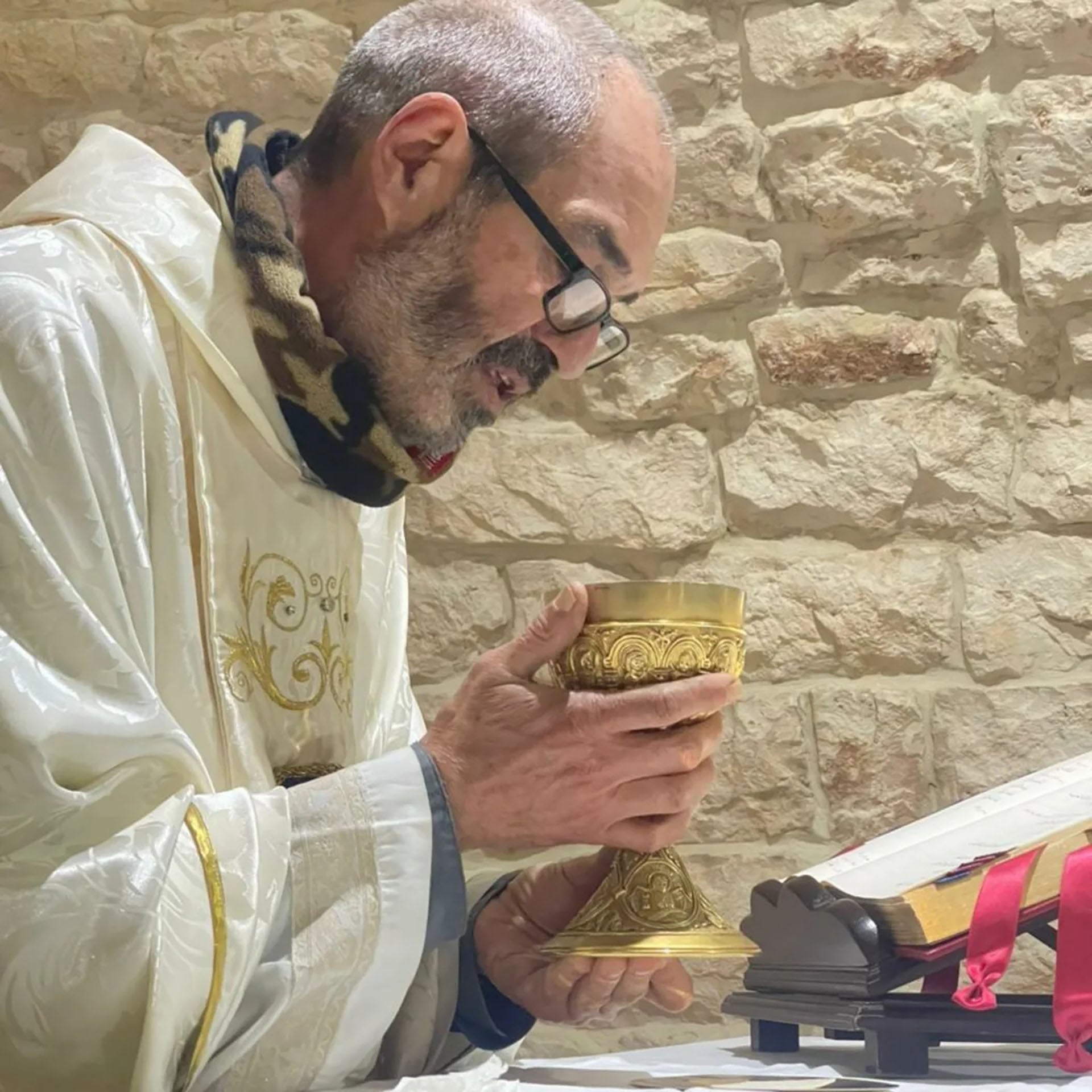 El sacerdote argentino tiene una activa participación en sus redes sociales (@luismontesive)