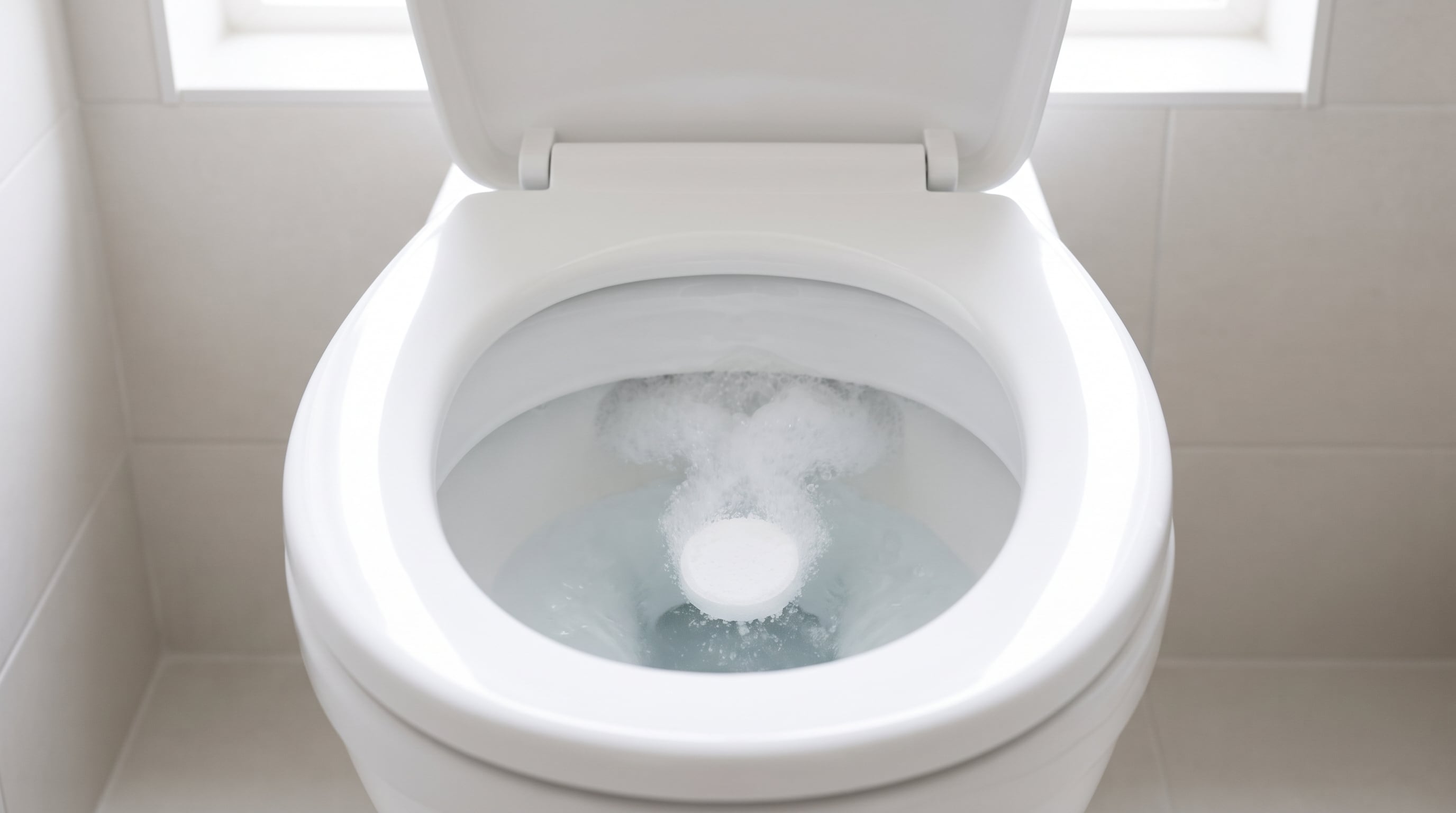 Cuando la tableta entra al agua de la taza, ambos ingredientes reaccionan y liberan burbujas que pueden ayudar a aflojar suciedad ligera. (Imagen Ilustrativa Infobae)